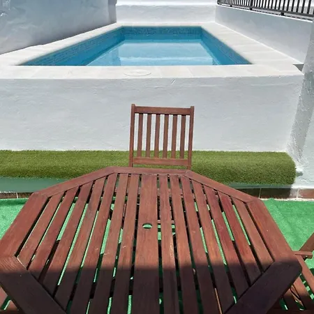 Nuevo Con Piscina En El Centro 