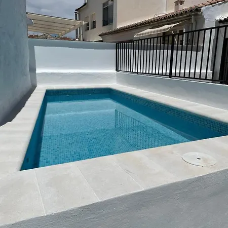 Nuevo Con Piscina En El Centro 