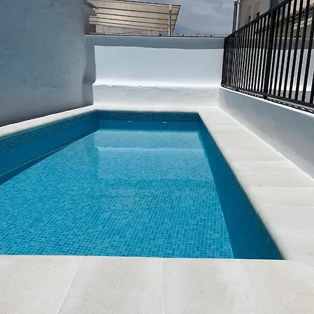 Nuevo Con Piscina En El Centro 