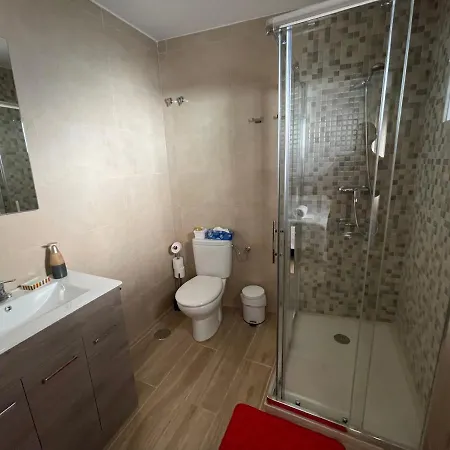 Nuevo Con Piscina En El Centro 