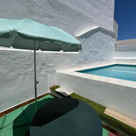 Nuevo Con Piscina En El Centro 