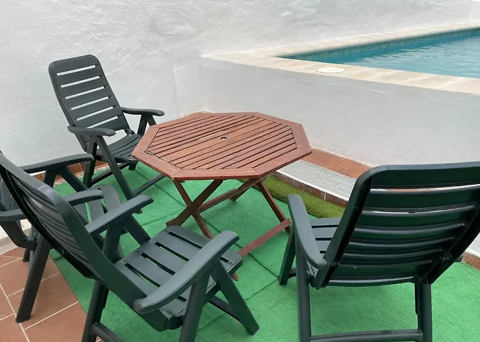 Nuevo Con Piscina En El Centro 