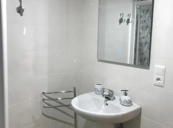 Nuevo Con Piscina En El Centro 