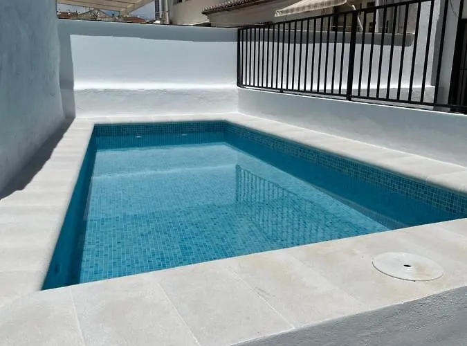 Nuevo Con Piscina En El Centro 